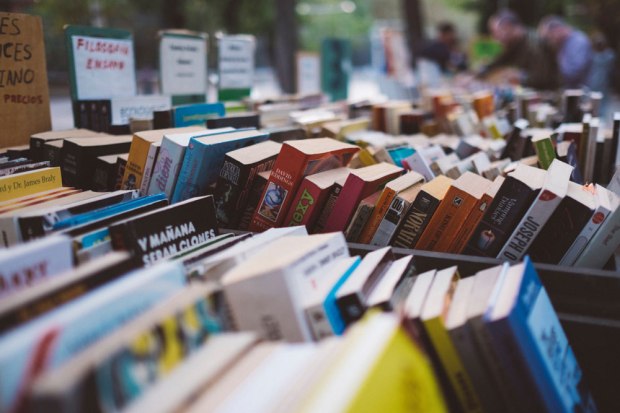 Libros en una feria callejera