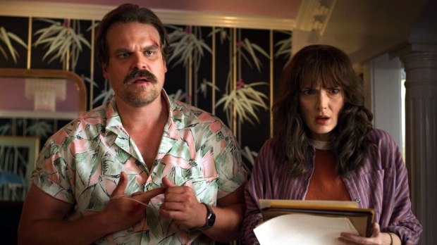 Hopper (David Harbour) y Joyce (Winona Ryder) en la tercera temporada de 'Stranger Things'