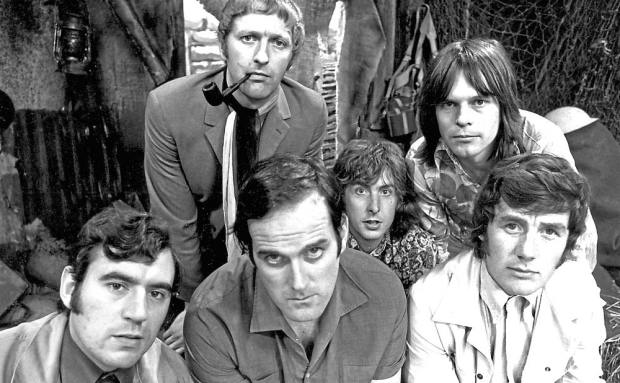 Los seis miembros de los Monty Python: Terry Jones, Graham Chapman, John Cleese, Eric Idle, Terry Gilliam y Michael Palin.